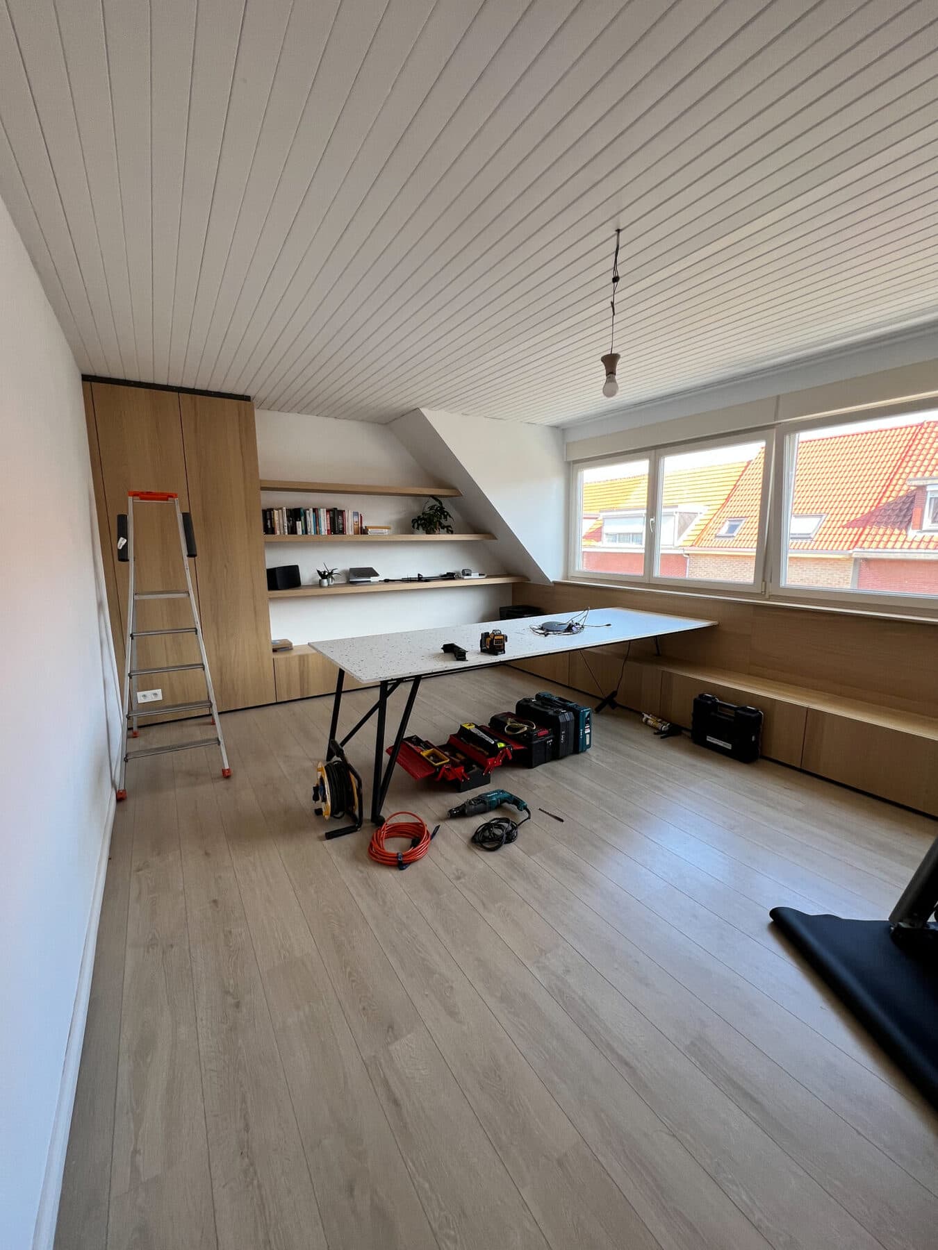 Houten planchetten plafond renoveren of vernieuwen: schilderen of overspannen?