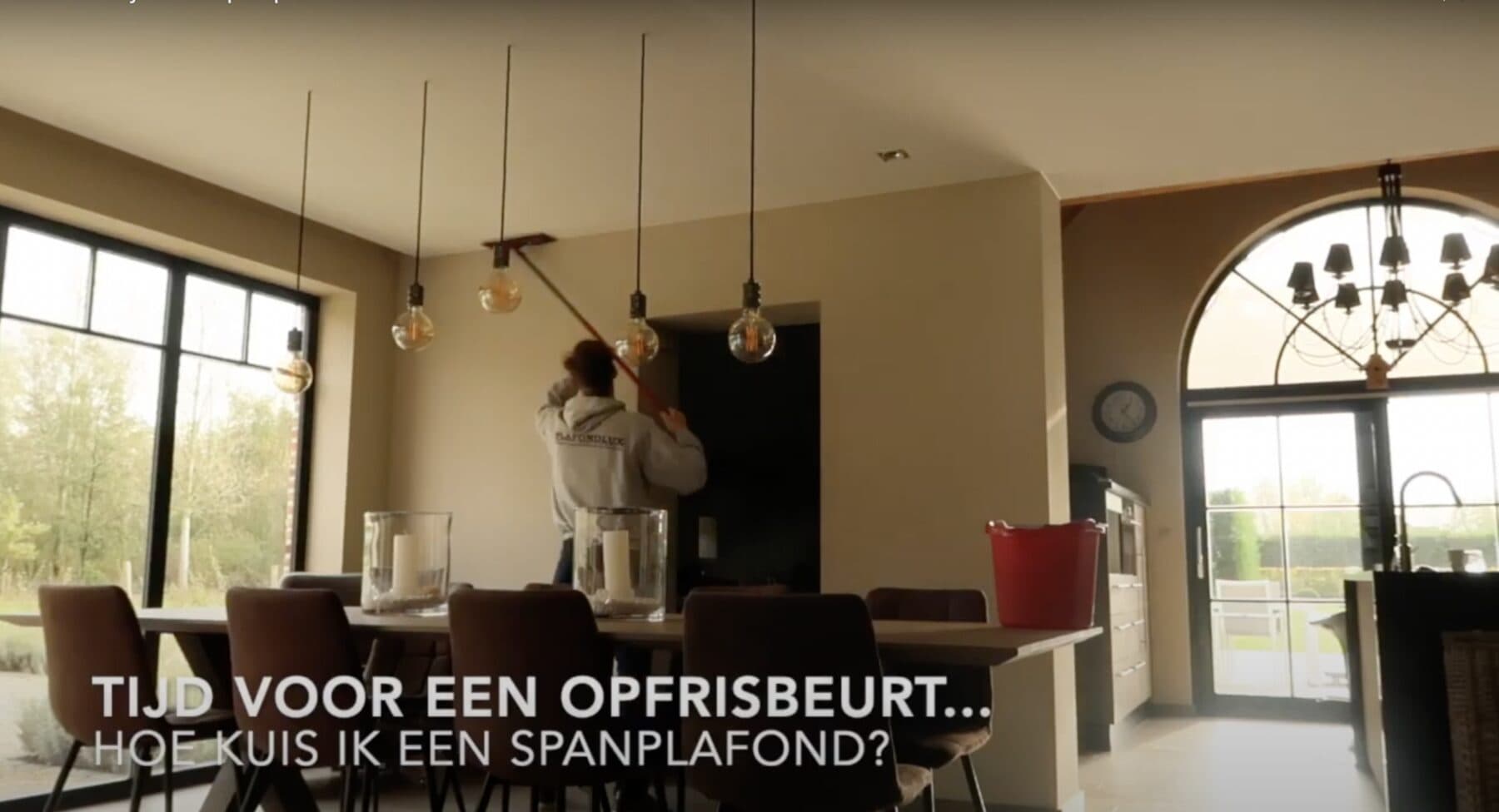 Kan je een spanplafond afwassen?