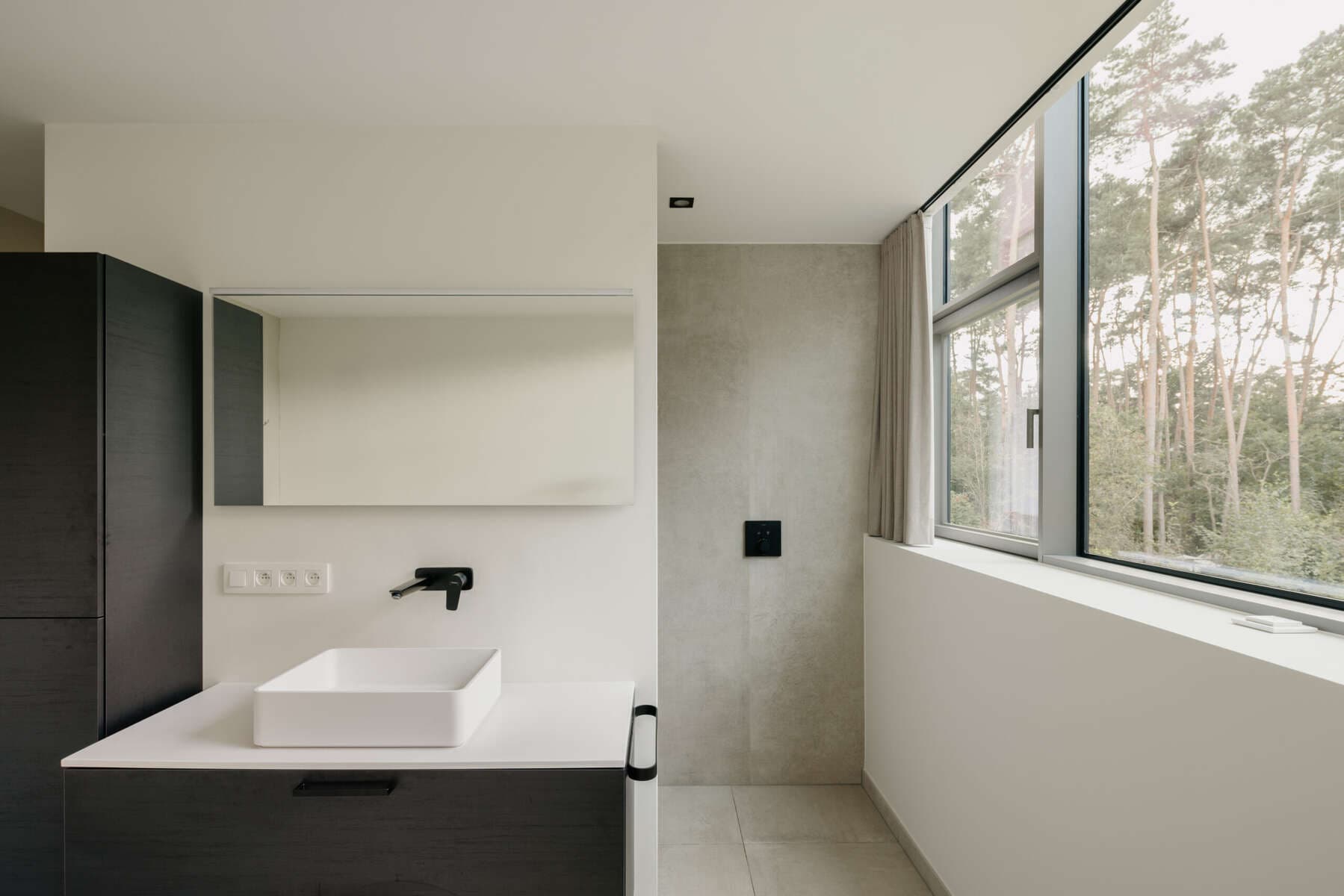 Vochtbestendig spanplafond in een moderne badkamer