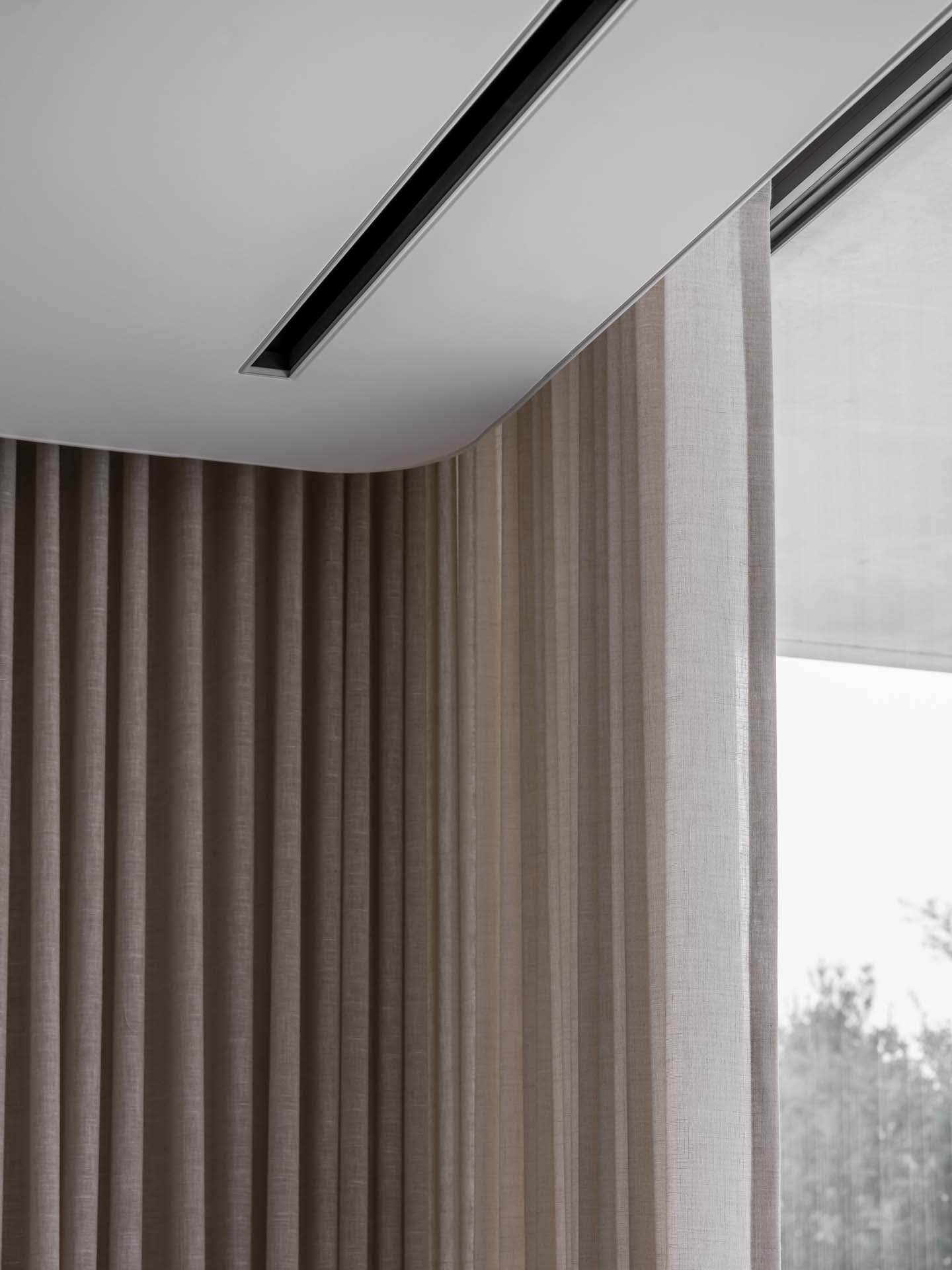 Mat polyester spanplafond in een lichte woonkamer