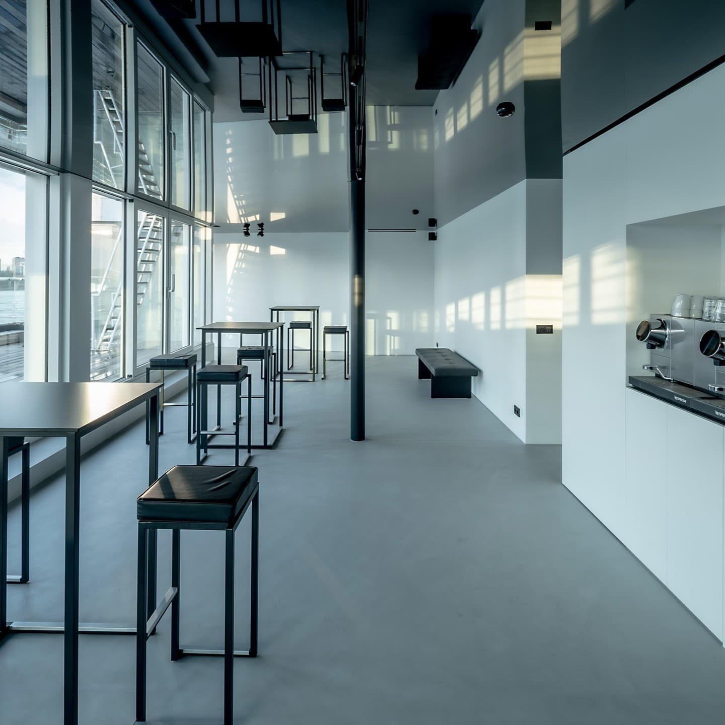 Glanzend pvc-spanplafond dat een moderne keuken weerspiegelt